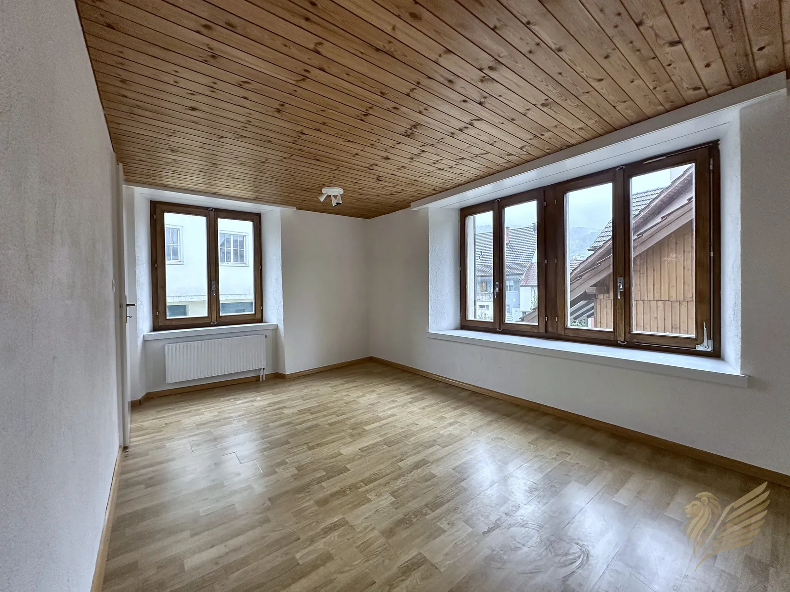Zimmer mit Fenstern auf zwei Seiten