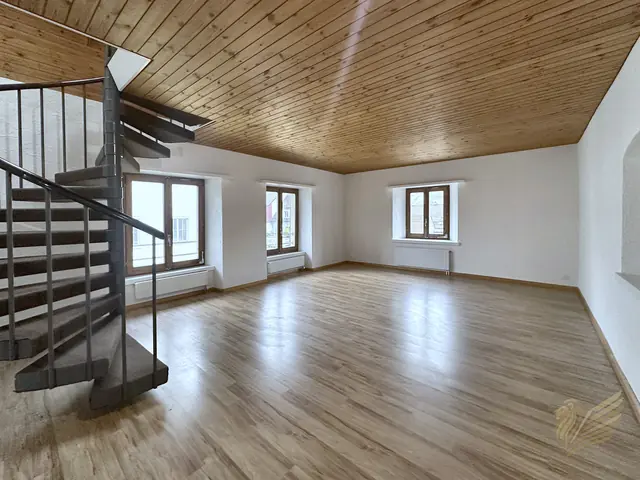 Wohnzimmer mit Wendeltreppe
